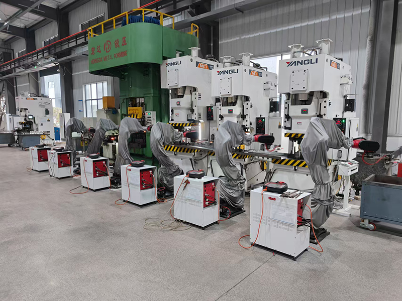 “拖車鉤”機(jī)器人生產(chǎn)線